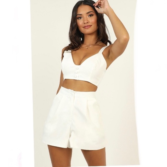Showpo White 2 piece set shorts and cropped tank size 6 - Picture 6 of 9